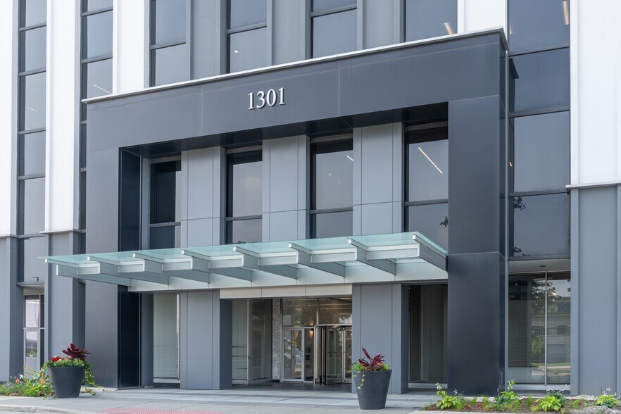 More Photos Of 1301 W 22nd St, Oak Brook Office For Lease