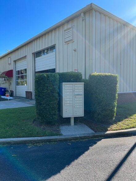 More Photos Of 547 Long Point Rd, Mount Pleasant Flex For Lease