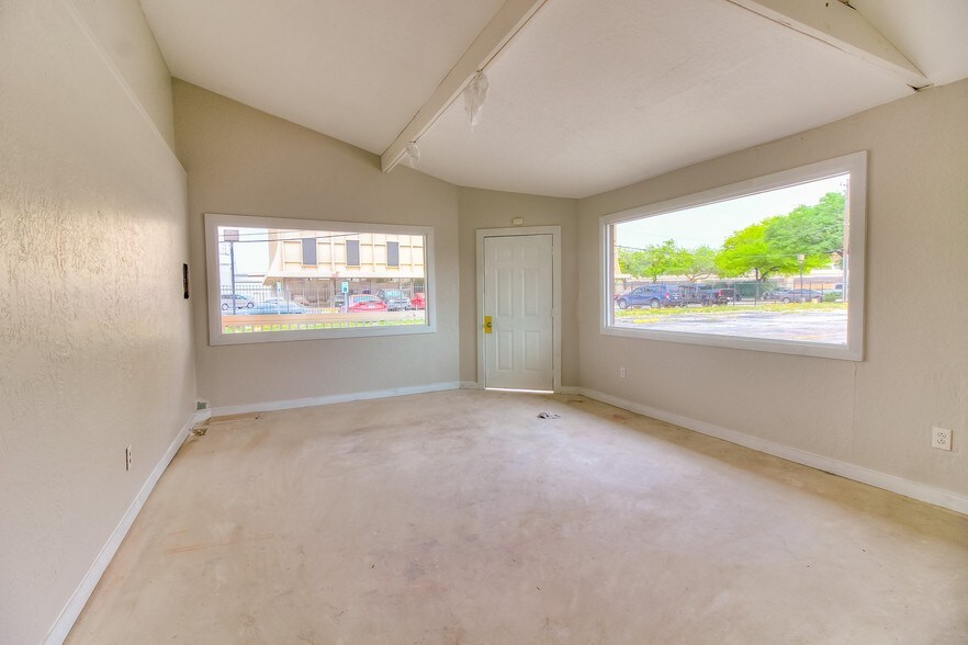 More Photos Of 2214 Mangum Rd, Houston Storefront Retail Office For Lease