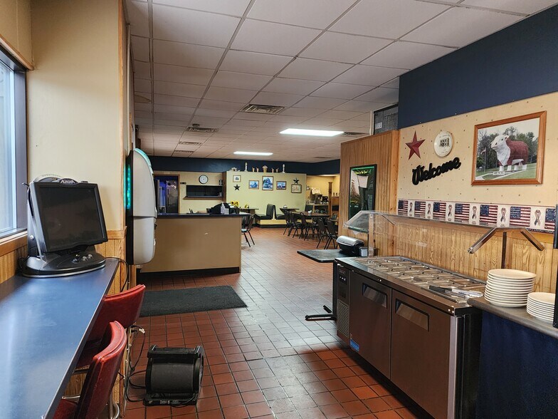 More Photos Of 604 W 7th St, Atlantic Storefront For Sale