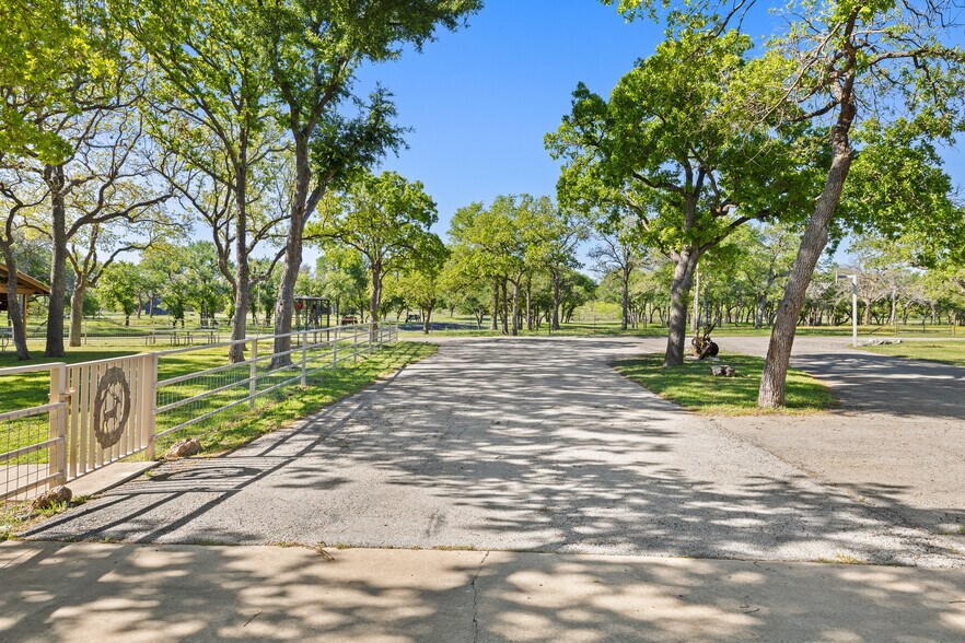 More Photos Of 13744 Us Highway 281 N, Round Mountain Flex For Sale