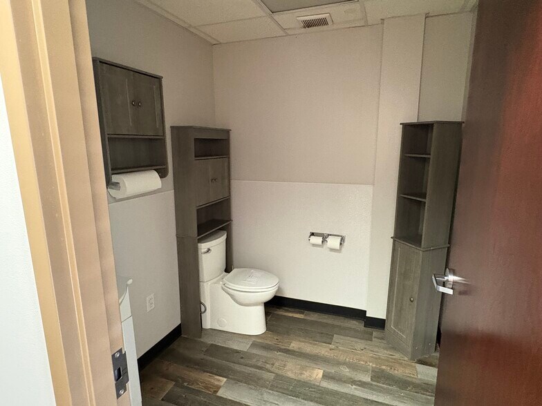 More Photos Of 1359 E Hanthorn Rd, Lima Light Distribution For Lease