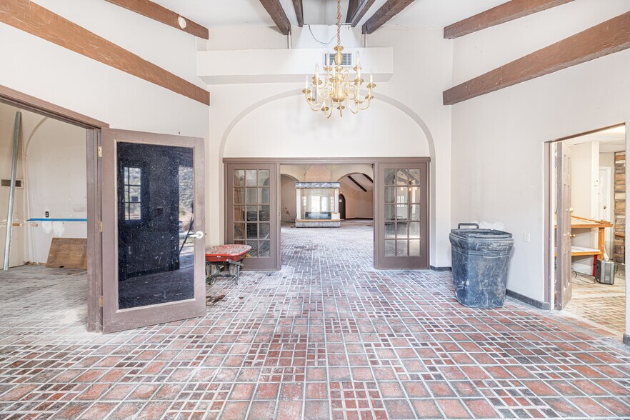 More Photos Of 30 Gingerbread Castle Rd, Hamburg Storefront For Lease