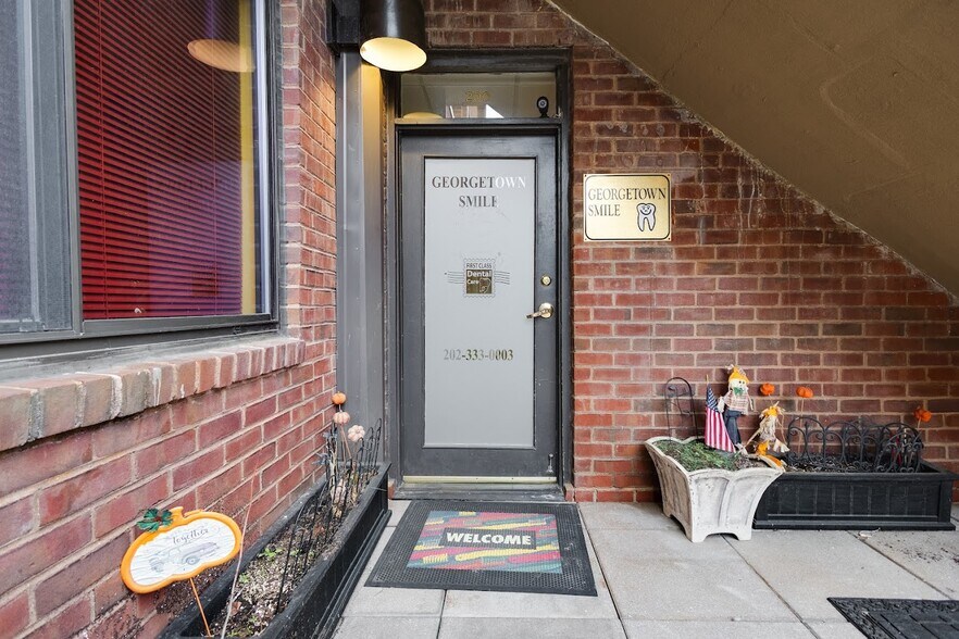 More Photos Of 4400 MacArthur Blvd NW, Washington Office For Sale