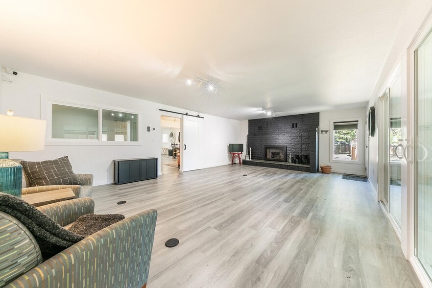 More Photos Of 8393 N Lake Blvd, Kings Beach Showroom For Sale