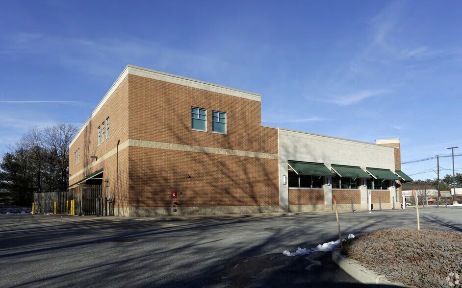 More Photos Of 277 Main St, Wilmington Drugstore For Lease
