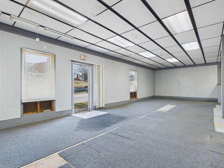 More Photos Of 201 W High St, Edwardsville Showroom For Sale