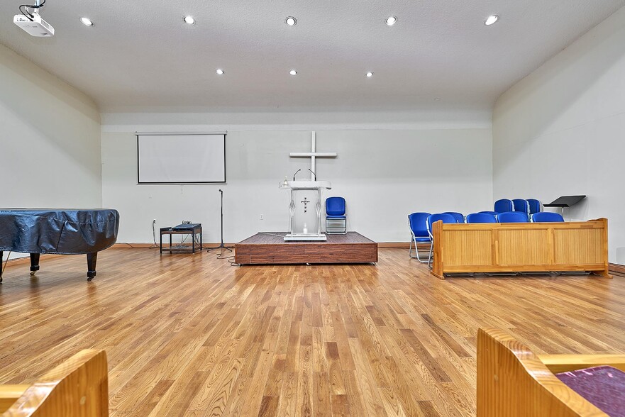 More Photos Of 824 Venice Blvd, Los Angeles Religious Facility For Sale