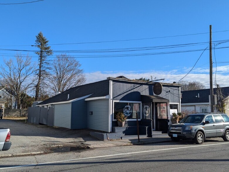 More Photos Of 322-325 Metacom Ave, Warren Restaurant For Sale