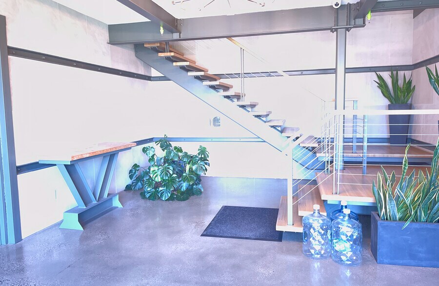 More Photos Of 21 Deforest St, Amityville Warehouse For Lease