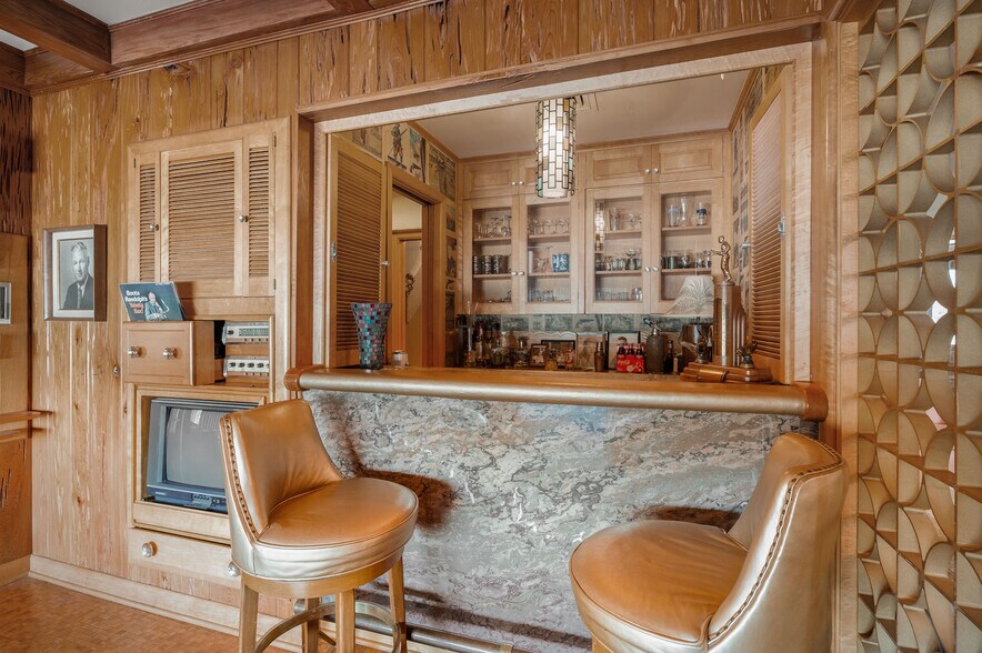 More Photos Of 531 W Main St, Denison Office For Sale