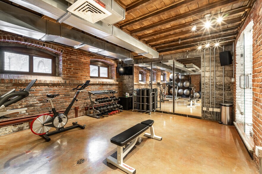 More Photos Of 1175-1183 Pl Du Frère-André, Montréal Office For Sale