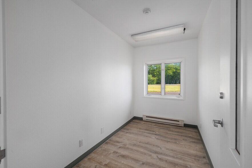 More Photos Of 1300 Airport way, Hoquiam Flex For Lease