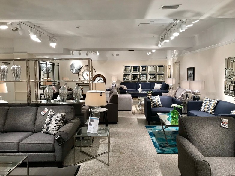 More Photos Of 208 Jacobs Pl, High Point Showroom For Lease