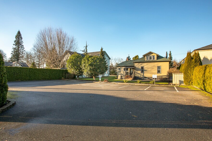 More Photos Of 709 Grover St, Lynden Office For Lease