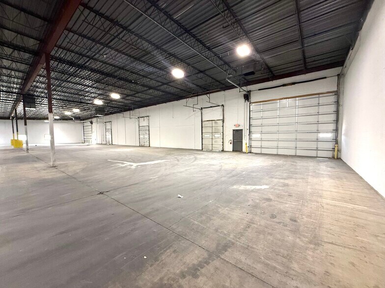 More Photos Of 990-1030 Freeway Dr N, Columbus Warehouse For Lease