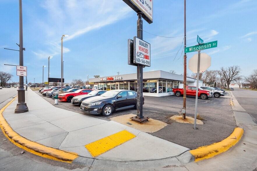 More Photos Of 515 E Wisconsin St, Portage Auto Dealership For Sale