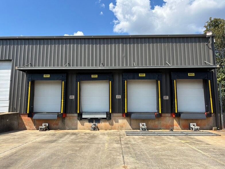 More Photos Of 240 Commerce Ct, Duncan Distribution For Lease