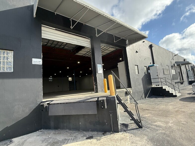 More Photos Of 2901-2915 NW 34th St, Miami Showroom For Lease