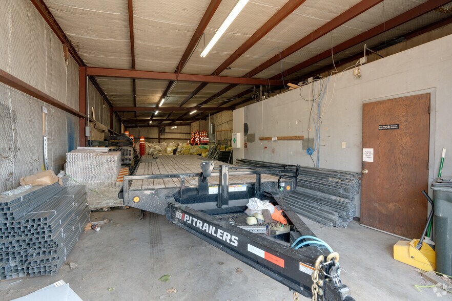More Photos Of 2333-2337 Delante St, Haltom City Warehouse For Sale