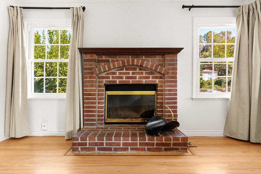 More Photos Of 5131 Don Pio Dr, Woodland Hills Multifamily For Sale