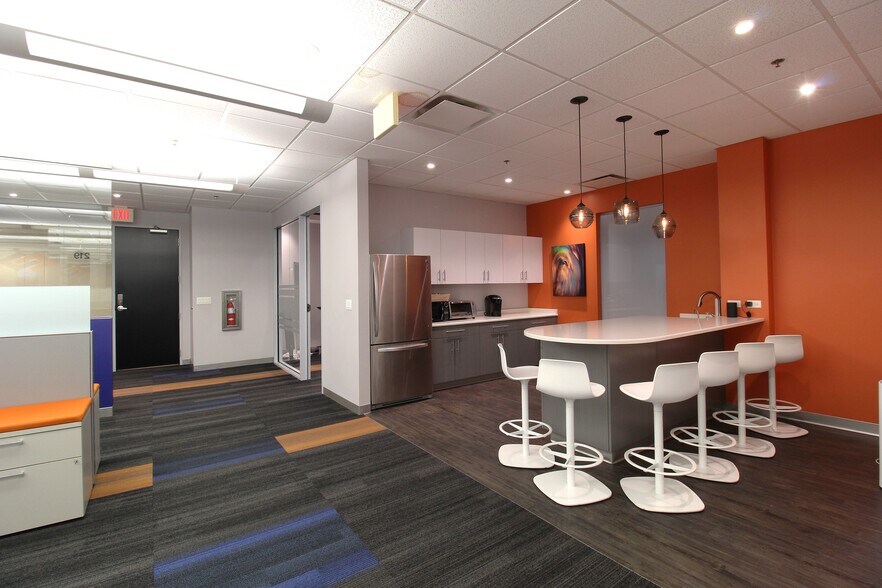 More Photos Of 4200 Cantera Dr, Warrenville Office For Sale