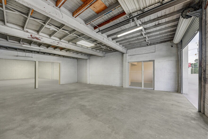 More Photos Of 307 E Alamo St, Brenham Auto Repair For Sale