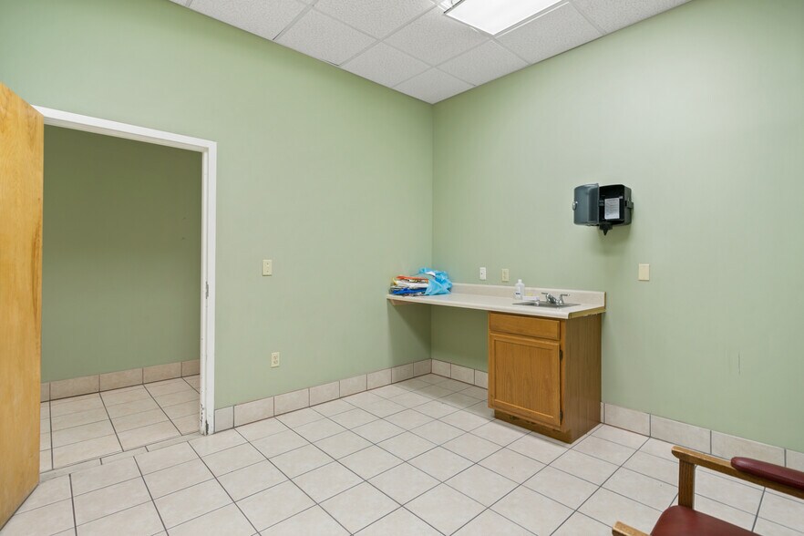 More Photos Of 2255 Dunn Ave, Jacksonville Medical For Lease