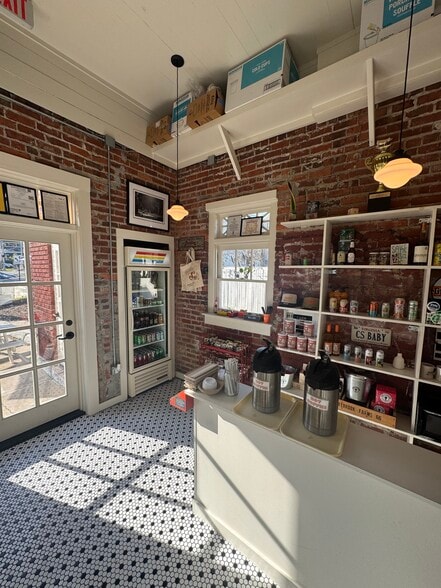 More Photos Of 410 E 37th St, Savannah Freestanding For Lease