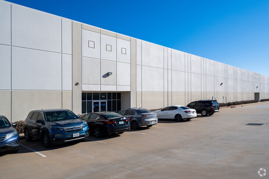 More Photos Of 800 Railhead Rd, Fort Worth Warehouse For Lease