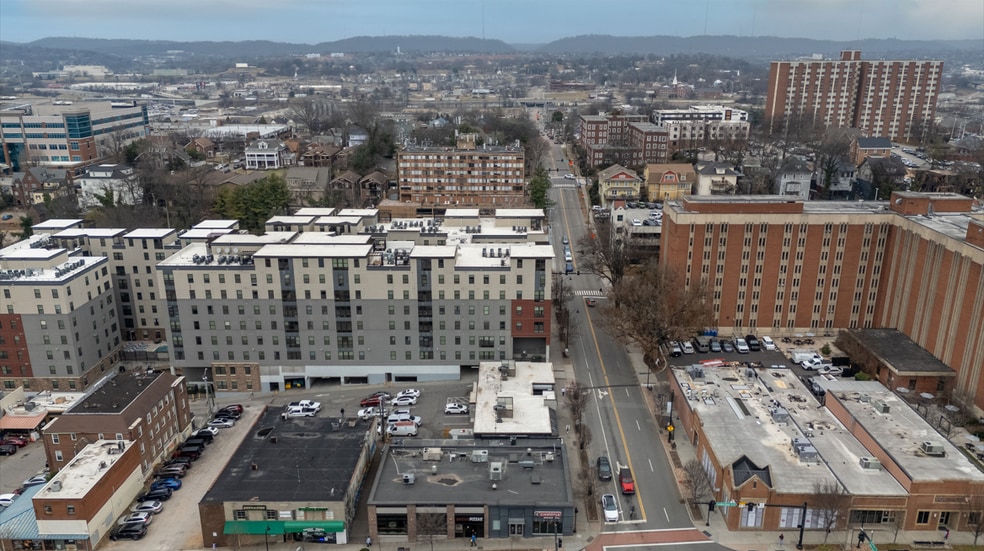 More Photos Of 713 17th St, Knoxville Freestanding For Lease