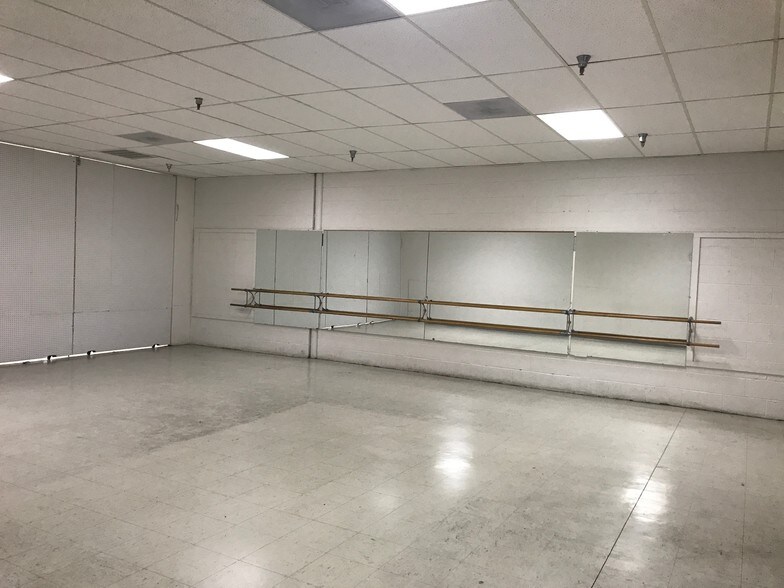 More Photos Of 109 Post Office Rd, Waldorf Flex For Lease