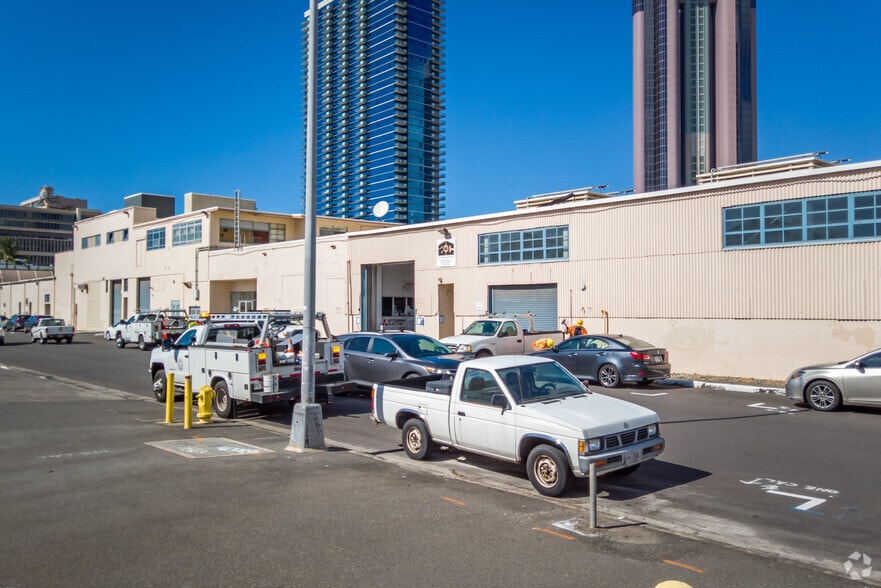 More Photos Of 670 Auahi St, Honolulu General Retail For Lease