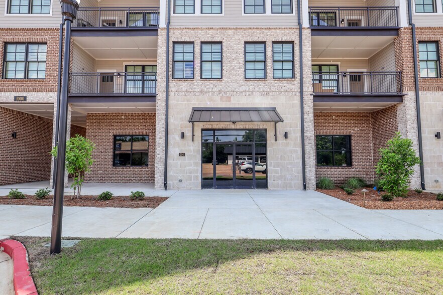 More Photos Of 1004 N Lamar Blvd, Oxford Apartments For Lease