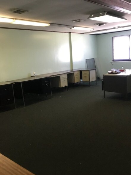 More Photos Of 555 Orchard Park Rd, West Seneca Warehouse For Lease