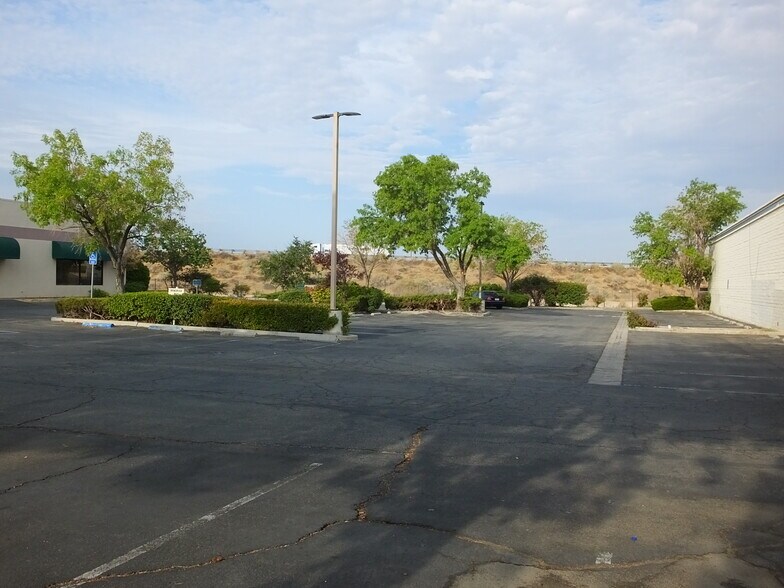More Photos Of 44143-44147 20th St W, Lancaster Medical For Lease