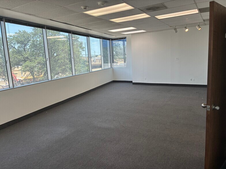 More Photos Of 5930 Lyndon B Johnson Fwy, Dallas Office For Lease