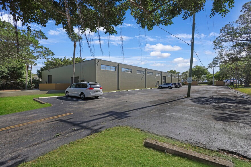 More Photos Of 14000 NW 58th Ct, Miami Lakes Warehouse For Lease