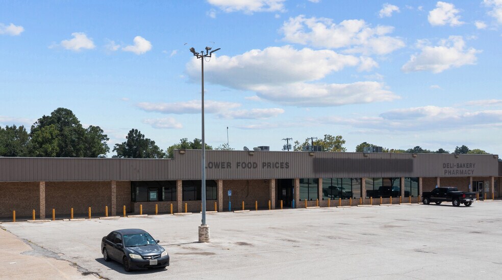 More Photos Of 104 N Main St, Huntington Storefront For Lease