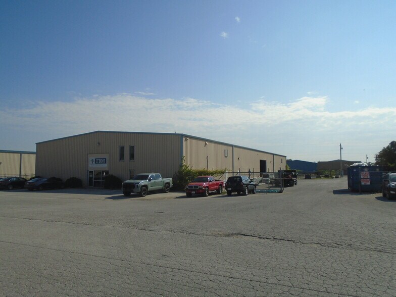 More Photos Of 2140 N Bristol Ln, Nixa Warehouse For Lease