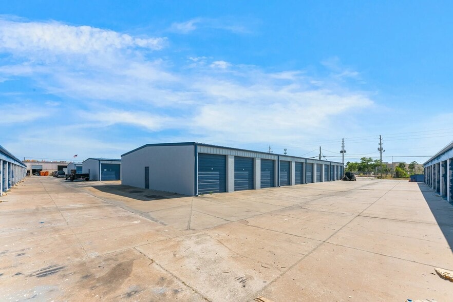 More Photos Of 249-268 Seaboard Ave, Venice Warehouse For Lease