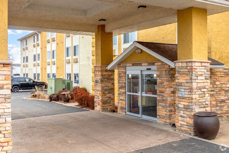More Photos Of 120 W Stevenson Rd, Ottawa Hotel For Sale