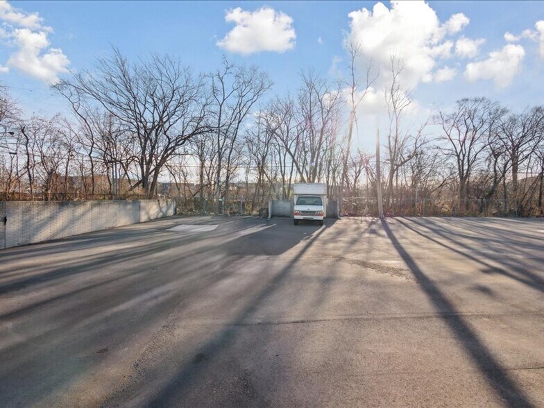 More Photos Of 1071-1119 Fort St, Lincoln Park Unknown For Lease