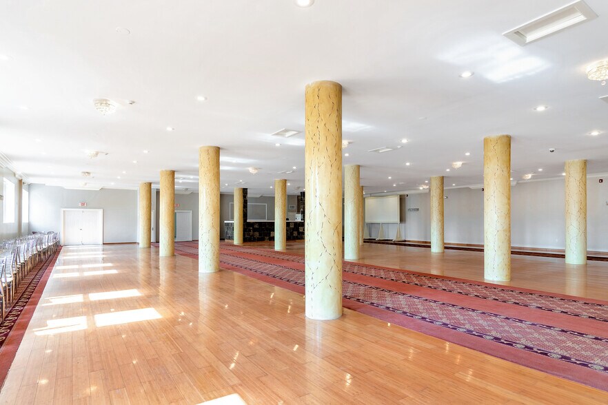 More Photos Of 2613 W Hunting Park Ave, Philadelphia Light Distribution For Lease