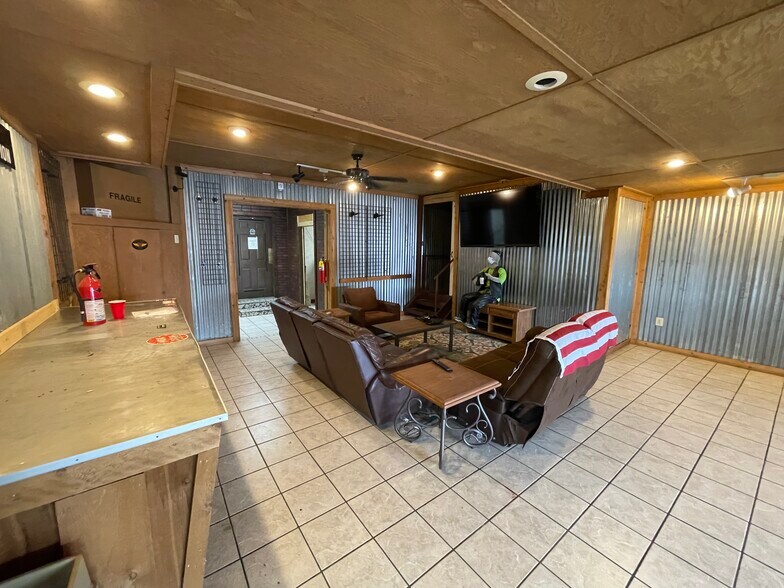 More Photos Of 433 S Main St, Swainsboro Showroom For Sale