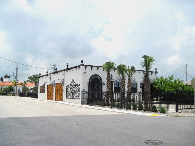 Primary Photo Of 102 N Federal Hwy, Dania Restaurant For Lease