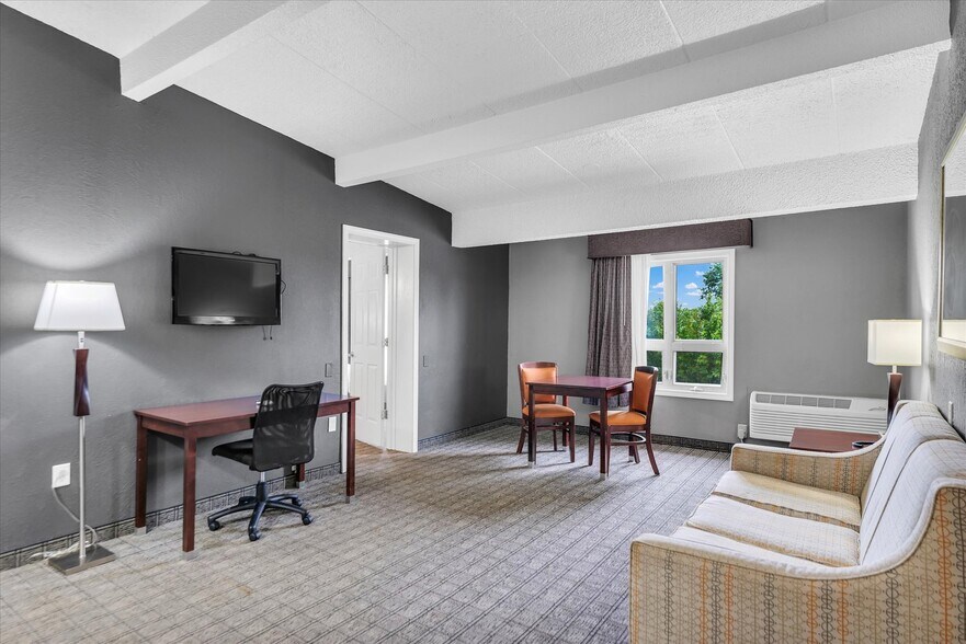 More Photos Of 1907 N Cunningham Ave, Urbana Hotel For Sale