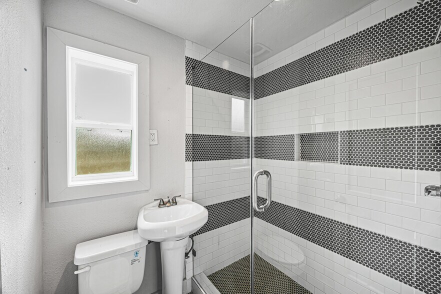 More Photos Of 4301 Chartres St, Houston Apartments For Sale