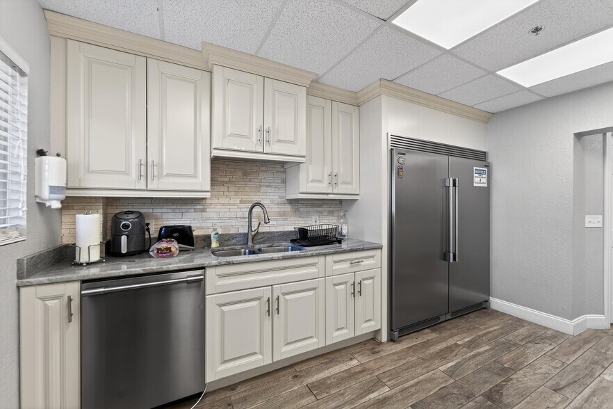 More Photos Of 3411 N 29th St, Tampa Office For Sale