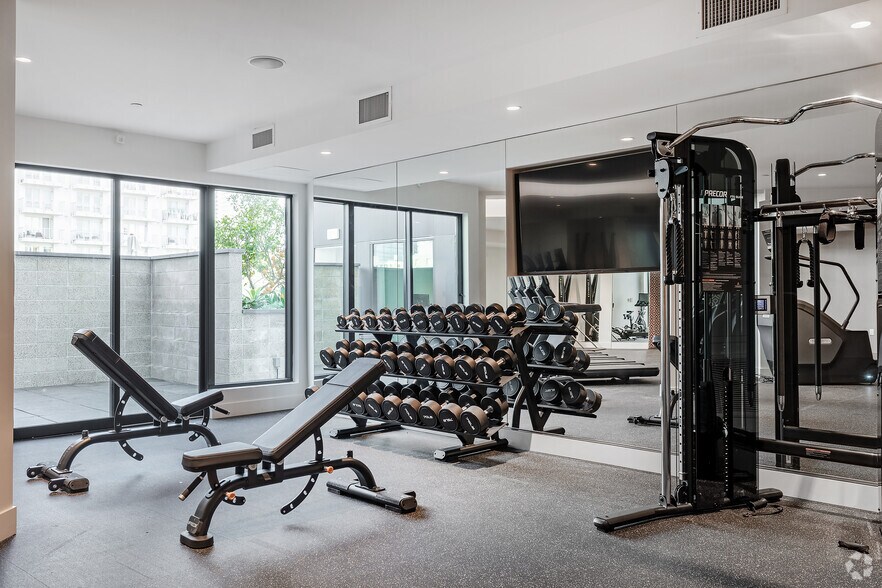 More Photos Of 1340 S Hill St, Los Angeles Apartments For Lease